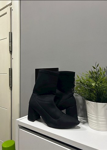 Ugg Kadın Siyah Pilili Blok Topuklu Bot