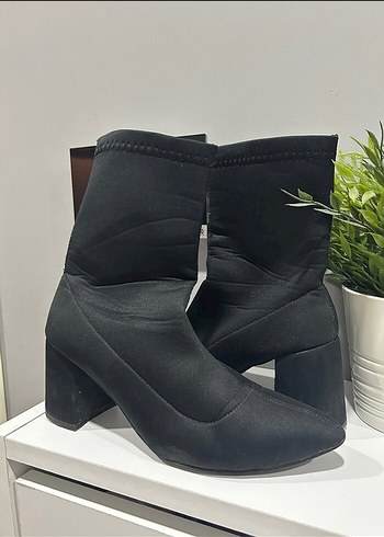 Kadın Siyah Pilili Blok Topuklu Bot
