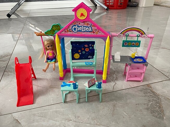 Barbie Chelsea okulda oyun seti