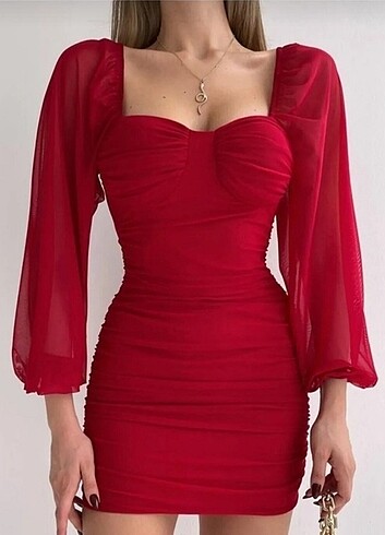 Kısa kırmızı elbise