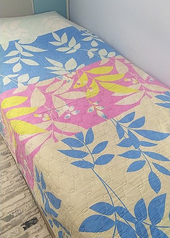 Pastel Tonlarda Yaprak Desenli Tek Kişilik Yatak Örtüsü