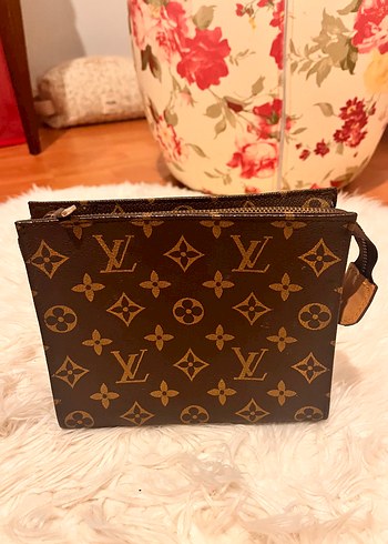Louis Vuitton Monogramli Makyaj Cantasi