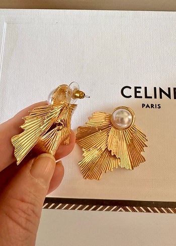 Altın Renkli Pilili Mini Çiçek Küpeler - Görsel 3