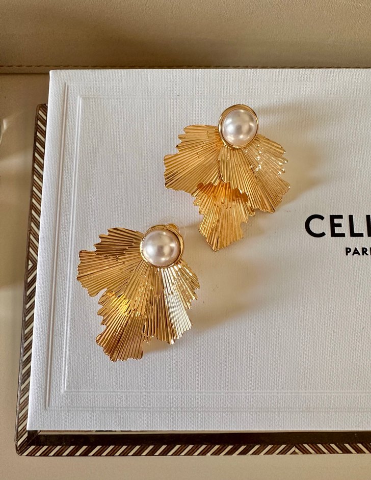 Altın Renkli Pilili Mini Çiçek Küpeler - Görsel 2