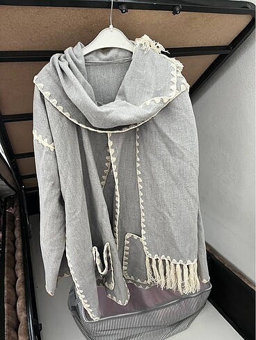 Zara İşlemeli kaban ceket
