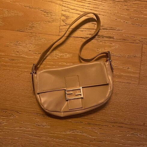 Beden Fendi bej renk deri baguette bag
