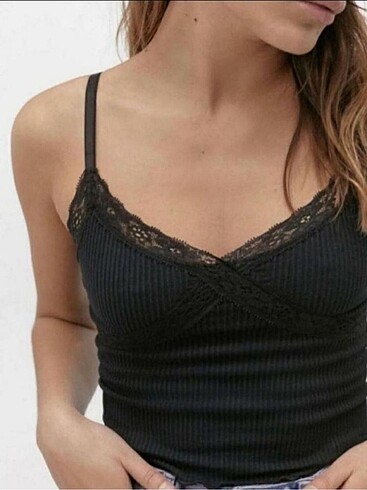 Urbanoutfitters siyah dantelli crop üst s beden