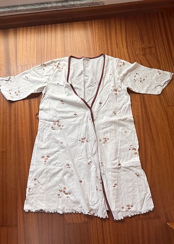 Sabahlık çiçekli kadın - Görsel 2