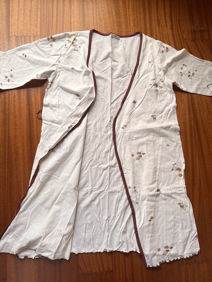 Sabahlık çiçekli kadın - Görsel 4