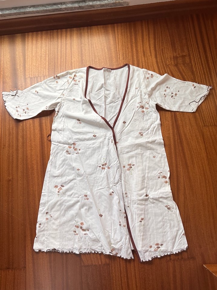 Sabahlık çiçekli kadın - Görsel 2