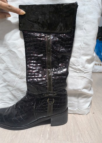 Kahverengi Deri Yılan Desenli Tokalı Diz Boyu Çizme - Görsel 3