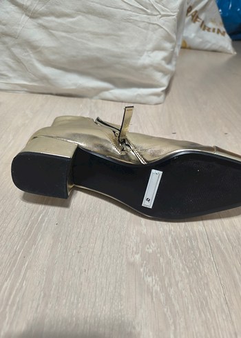 Altın Renk Parlak Deri Tokalı Kadın Bot - Görsel 4