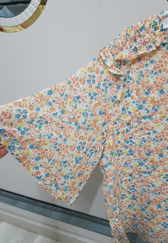 Kısa Kollu, V Yakalı, Fırfırlı Bohem Bluz - Görsel 2