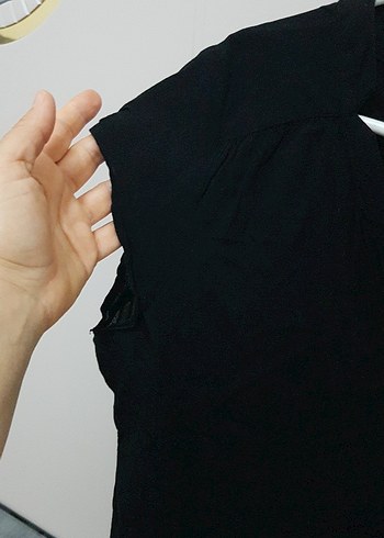 Siyah V Yaka Düğmeli Pamuk Tişört - Görsel 4