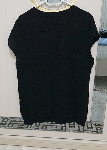 Siyah V Yaka Düğmeli Pamuk Tişört - Görsel 6