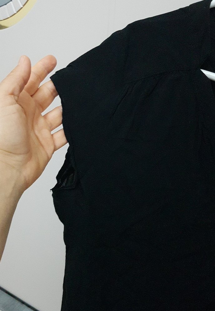 Siyah V Yaka Düğmeli Pamuk Tişört - Görsel 4