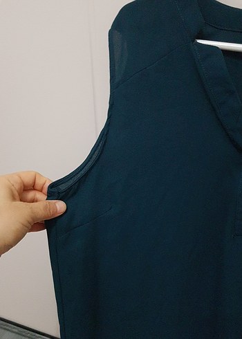 Düğmeli V Yaka Kolsuz Bluz - Görsel 3