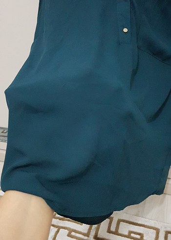 Düğmeli V Yaka Kolsuz Bluz - Görsel 5