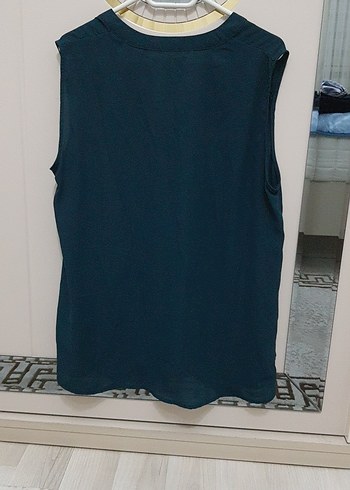 Düğmeli V Yaka Kolsuz Bluz - Görsel 4