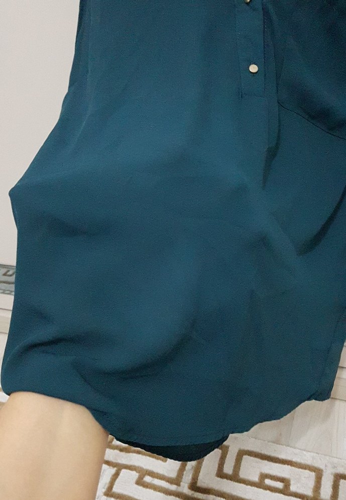 Düğmeli V Yaka Kolsuz Bluz - Görsel 5