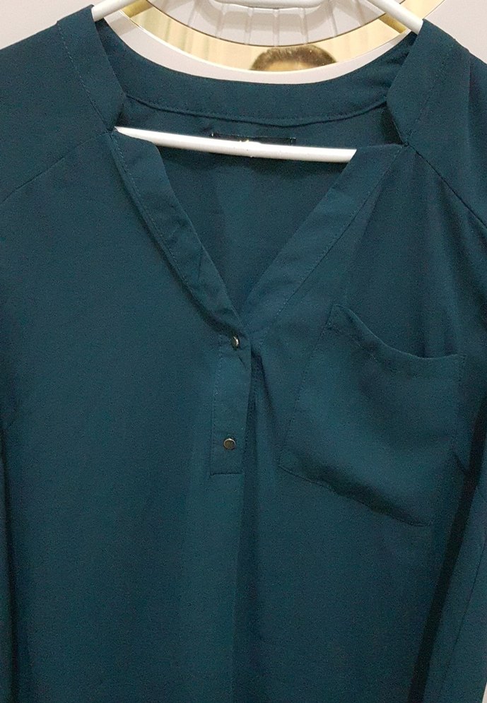 Düğmeli V Yaka Kolsuz Bluz - Görsel 2