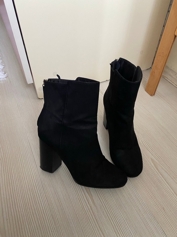 Siyah Süet Tokalı Topuklu Kadın Bot — görsel 5/9