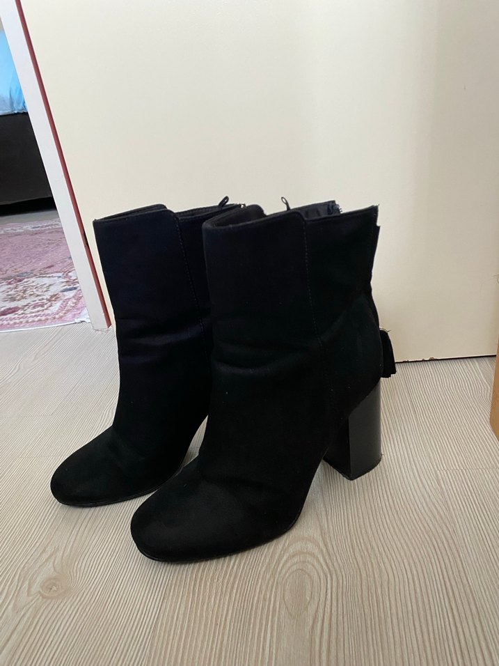 Siyah Süet Tokalı Topuklu Kadın Bot — görsel 2/9
