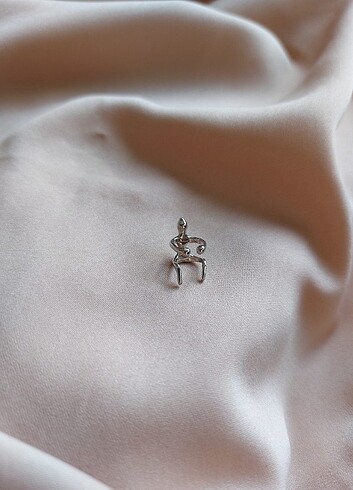 Diğer Kulağa tutunan adam earcuff