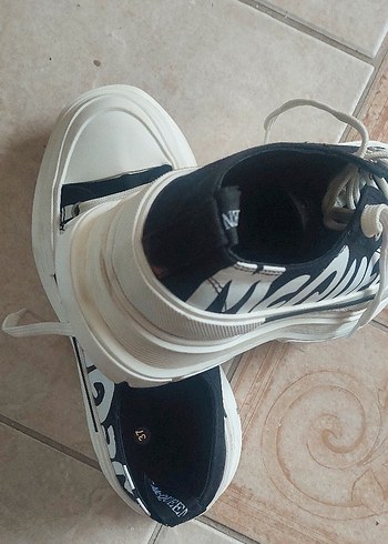 37 Beden Kadın Beyaz Elastik Bağcıklı Sneaker