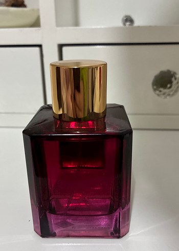 Kadın Parfümü Şık Şişede - Görsel 3