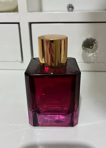 Kadın Parfümü Şık Şişede - Görsel 2