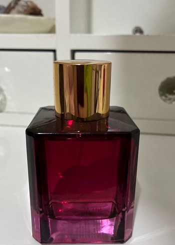 Kadın Parfümü Şık Şişede - Görsel 4