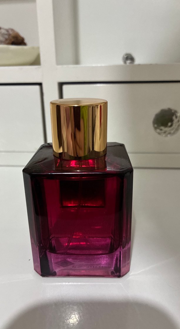 Kadın Parfümü Şık Şişede - Görsel 3