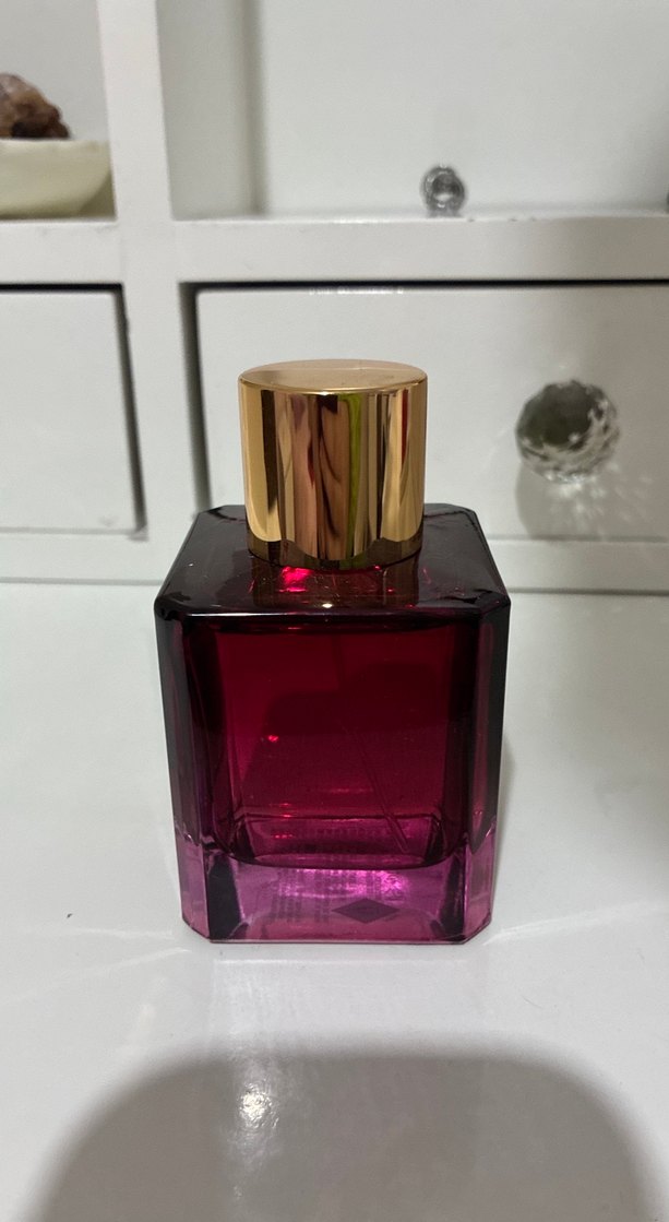 Kadın Parfümü Şık Şişede - Görsel 2