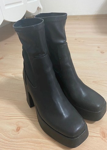 39 Beden Siyah Topuklu Kadın Bot pull and bear
