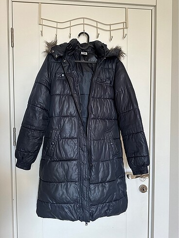 Zara Mont