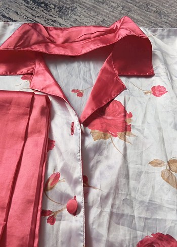 Çiçek Desenli Kadın Saten Pijama Takımı - Görsel 2
