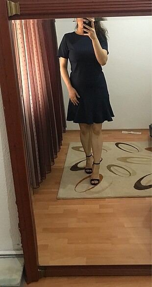 Lacivert eteği fırfırlı elbise