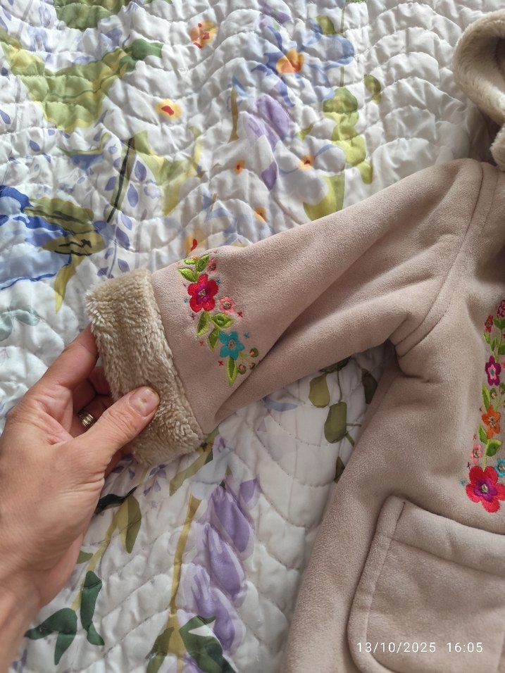 Düğmeli Nakışlı Kız Çocuk Kahverengi Mont - Görsel 2