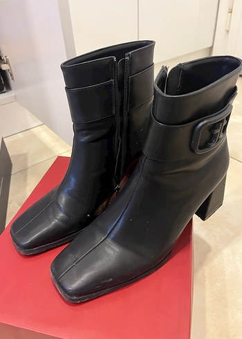 Kadın Siyah Deri Tokalı Topuklu Bot - Görsel 5