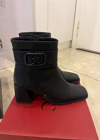 Kadın Siyah Deri Tokalı Topuklu Bot - Görsel 4