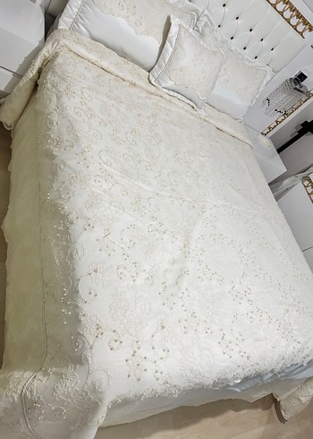 İşlemeli Beyaz Yatak Örtüsü Seti - Görsel 4