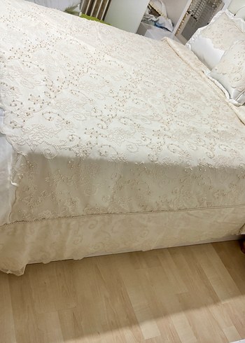 İşlemeli Beyaz Yatak Örtüsü Seti - Görsel 6