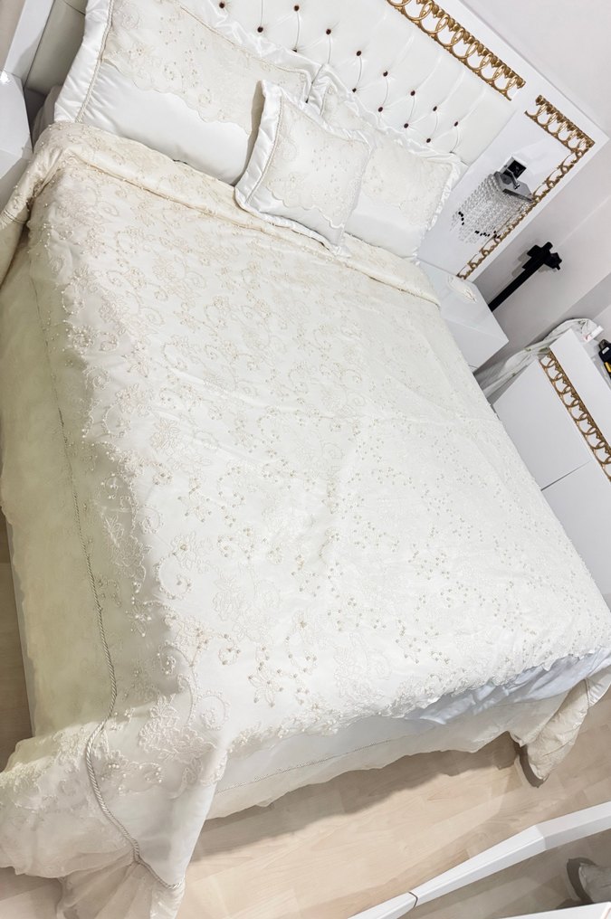 İşlemeli Beyaz Yatak Örtüsü Seti - Görsel 5