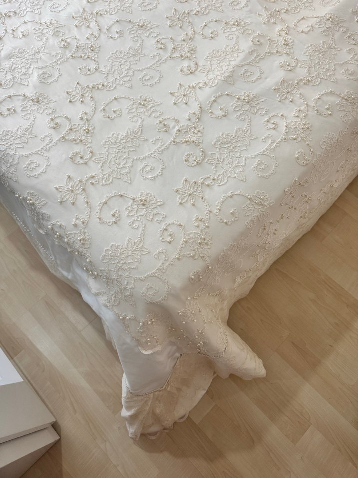 İşlemeli Beyaz Yatak Örtüsü Seti - Görsel 3