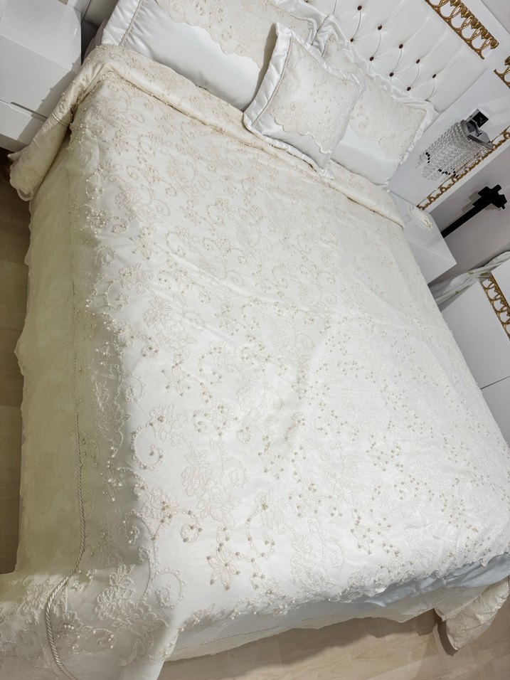 İşlemeli Beyaz Yatak Örtüsü Seti - Görsel 4