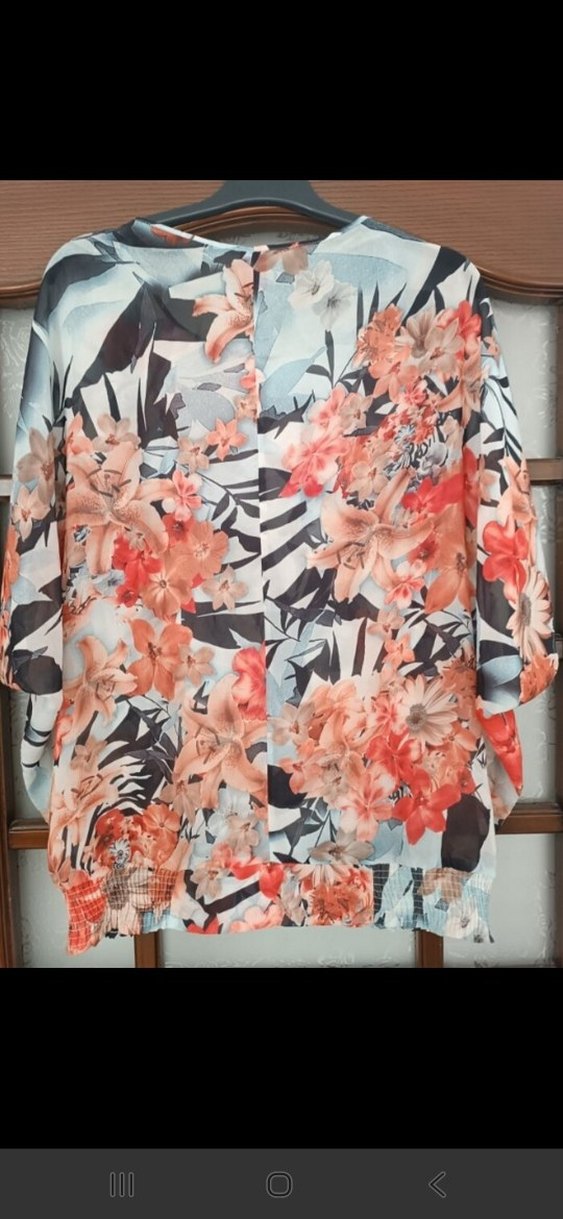 Gri Çiçek Desenli Kısa Kollu Bluz - Görsel 2