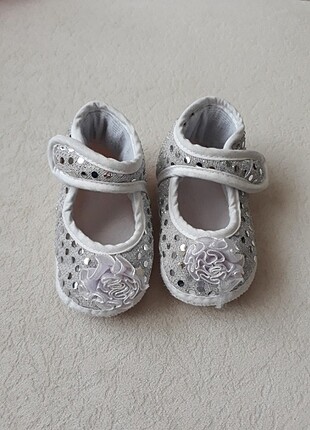 Parlak bebek ayakkabısı
