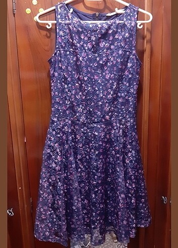 Mor/Lacivert renkli pembe çiçekli kısa elbise