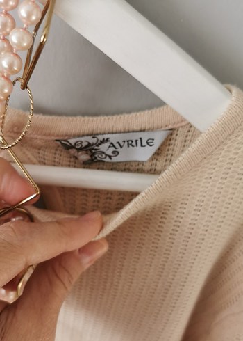 Zincir Detaylı Bej Kadın Triko Kazak - Görsel 4